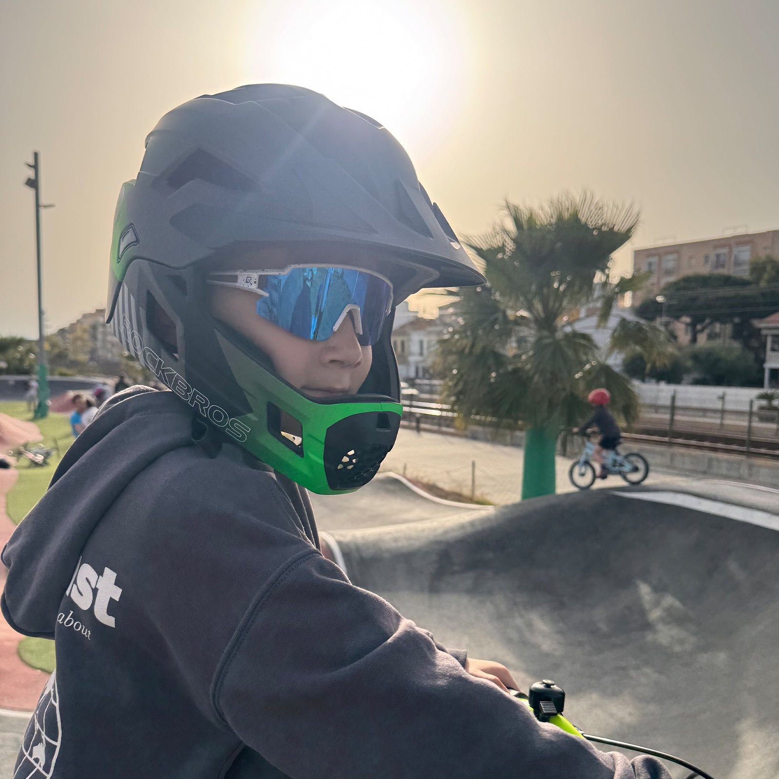 ROCKBROS Kinderhelm BMX MTB Downhill Helm mit Abnehmbarem Kinnschutz und Krempe - ROCKBROS-EU