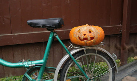 Halloween und der Winter stehen vor der Tür: So dekorieren Sie Ihr Fahrrad in der festlichen Zeit!