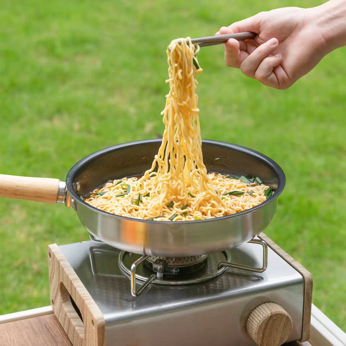 antihaft pfanne im einsatz beim kochen von nudeln auf campingkocher