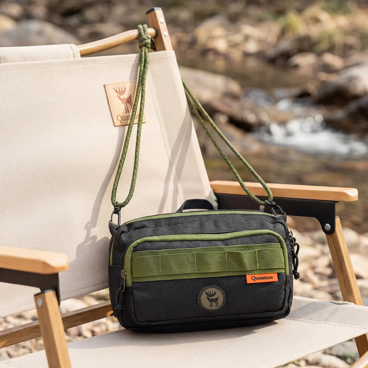 camping schultertasche h?ngt am camping stuhl