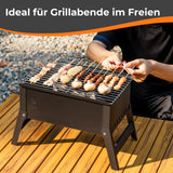 grillen von spießen und pilzen mit dem tragbaren grill draußen